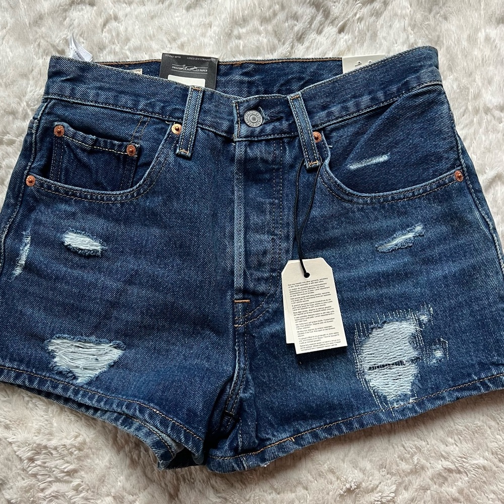 *SOLD* NWT dark wash Levi 501 shorts - size 26